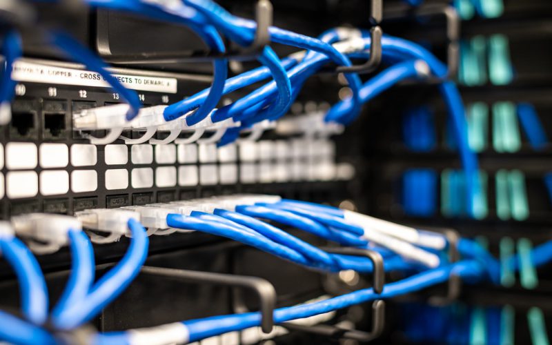 Imagem de varias entradas de conexão de rede na parte posterior de um servidor. Essa imagem representa um servidor para serventias extrajudiciais